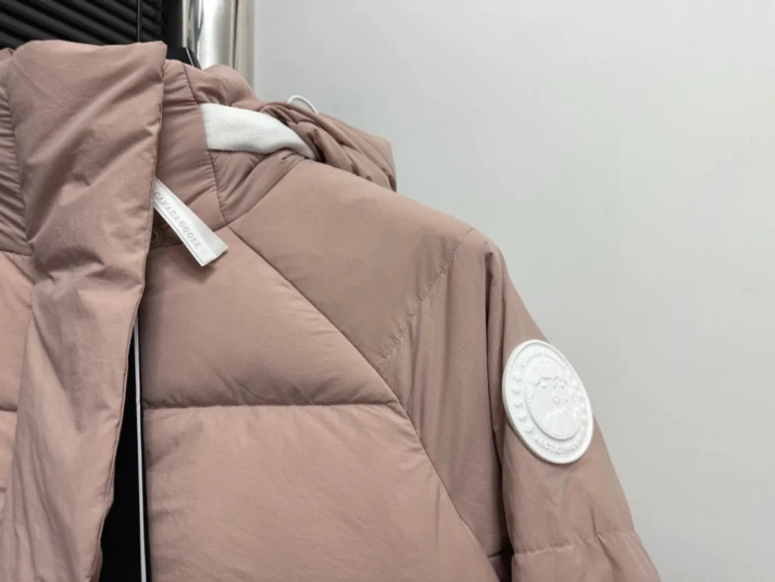 P780 【𝗖𝗔𝗡𝗔𝗗𝗔 𝗚𝗢𝗢𝗦𝗘】Capsule Series Macaron White Label Fabric: Made of soft EnduraLuxe fabric imported from DuPont, CORDURA, USA, which enhances the durability of easy-to-wear parts, is lightweight and durable; the liner is made of 400T anti-velvet gallbladder, which is comfortable, soft and non-velvet. : Equipped with a detachable hood, which can be adjusted in two directions, and is also filled with down, which brings greater softness and wrapping around the head and neck, and is full of warmth. This parka features white trim on the back and sides, and the hardware locks are all original and custom-made to match the muted fabric color. Goose label: The official website’s new series of silicone material labels, non-embroidery labels. Length: Fit hip-length. Size: XS-L